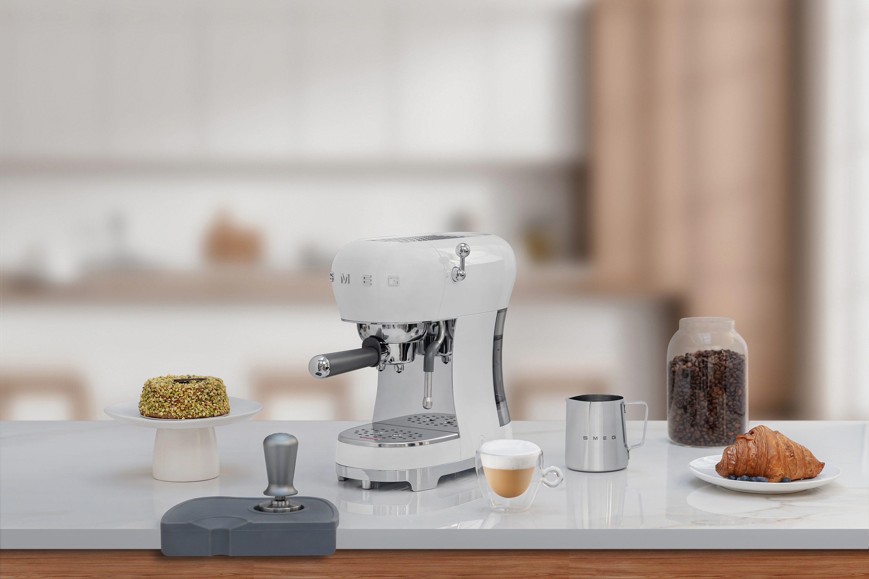 картинка Кофеварка Smeg ECF02WHEU 