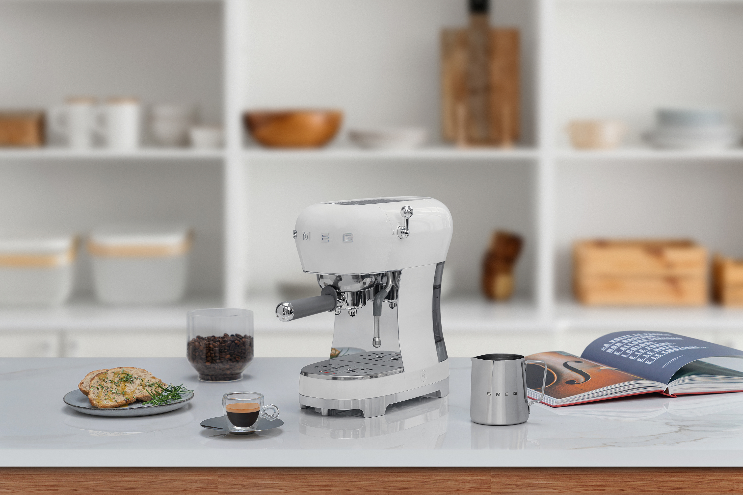 картинка Кофеварка Smeg ECF02WHEU 