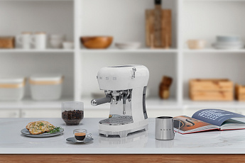 картинка Кофеварка Smeg ECF02WHEU 